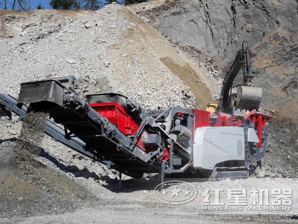 紅星履帶式建筑垃圾破碎機處理現場