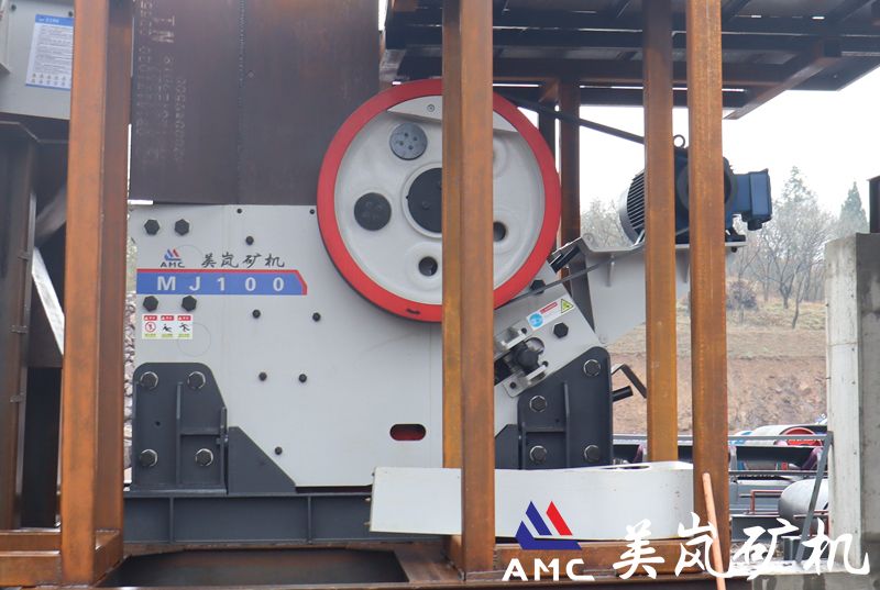 MJ100歐版顎式破碎機工作現場
