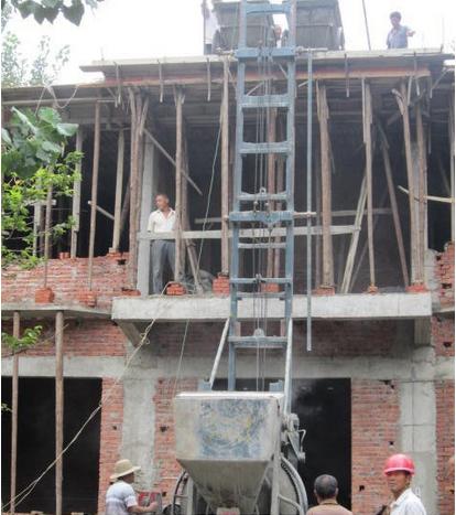 爬梯式混凝土攪拌機(jī).JPG